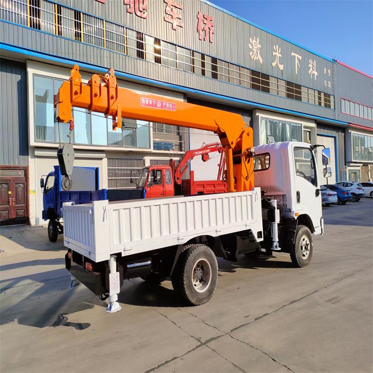 通化市三轮随车吊定制 农用改装机自备吊中瑞长期出售